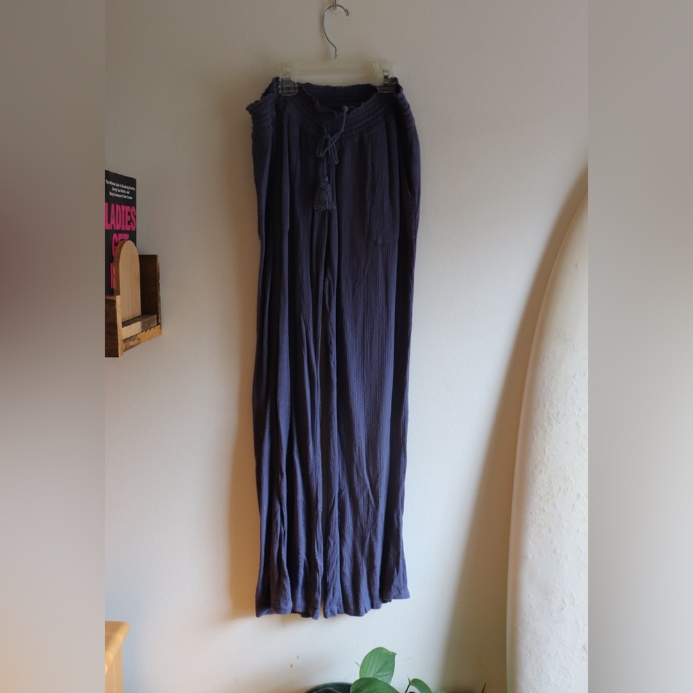 roxy navy blue flowy pants with tie and back pockets